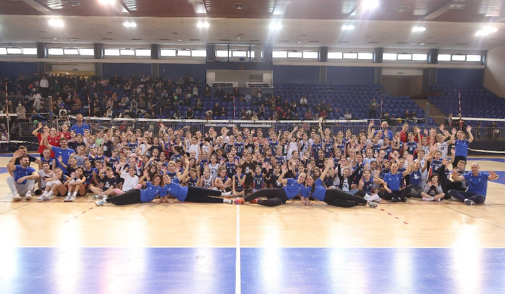 RVL Academy — grupna fotografija odbojkaša i trenera na terenu